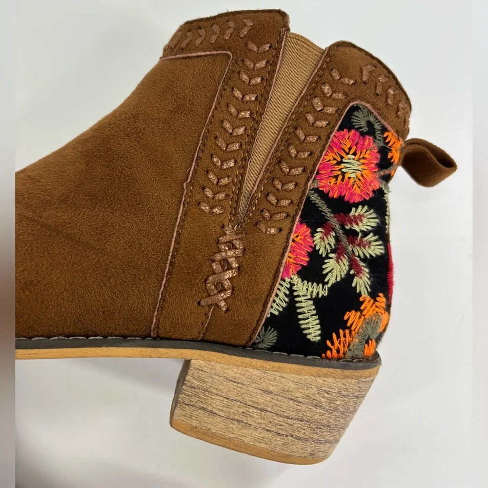 Tiara Los Angeles Topa ankle boots 7.5 faux suede floral embroidery Size